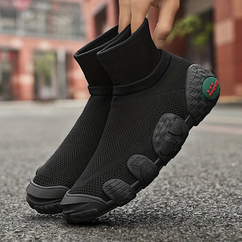 Men's Breathable Knit Running Shoes, a pair of men's outdoor casual sneakers for spring and summer, sizes 39–46